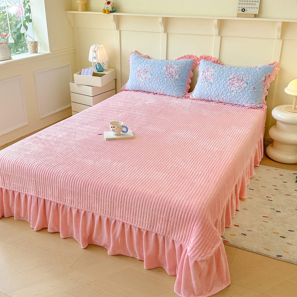 91家纺网 家纺一手货源 找家纺 珍爱家纺 2025新款高克重牛奶绒加厚保暖印花床盖四件套热款 柔情花梦