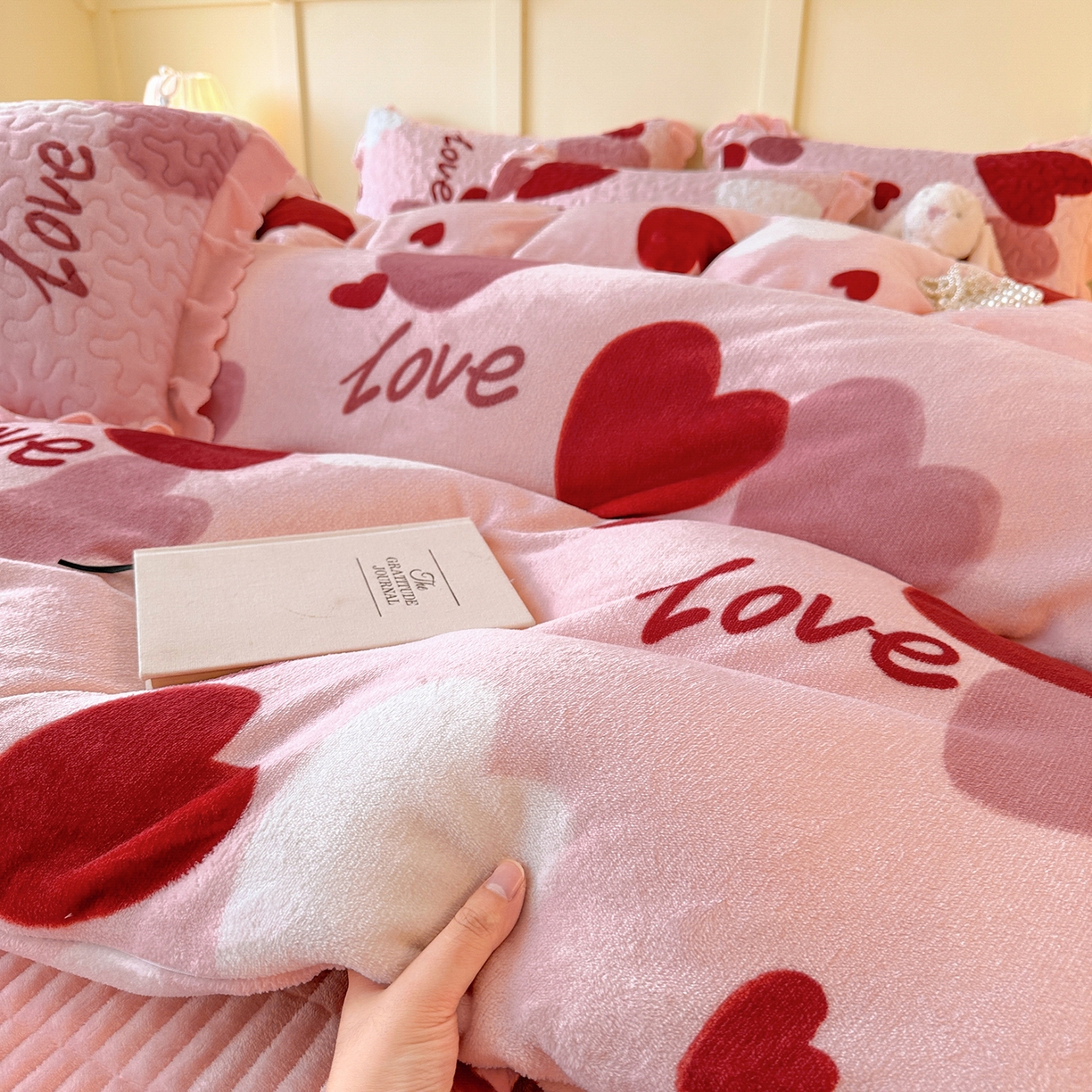 91家纺网 家纺一手货源 找家纺 珍爱家纺 2025新款高克重牛奶绒加厚保暖印花床盖四件套热款 爱意满满