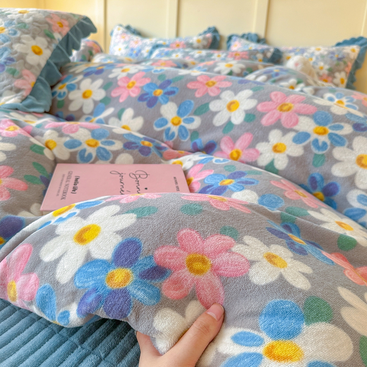 91家纺网 家纺一手货源 找家纺 珍爱家纺 2025新款高克重牛奶绒加厚保暖印花床盖四件套热款 一路花开