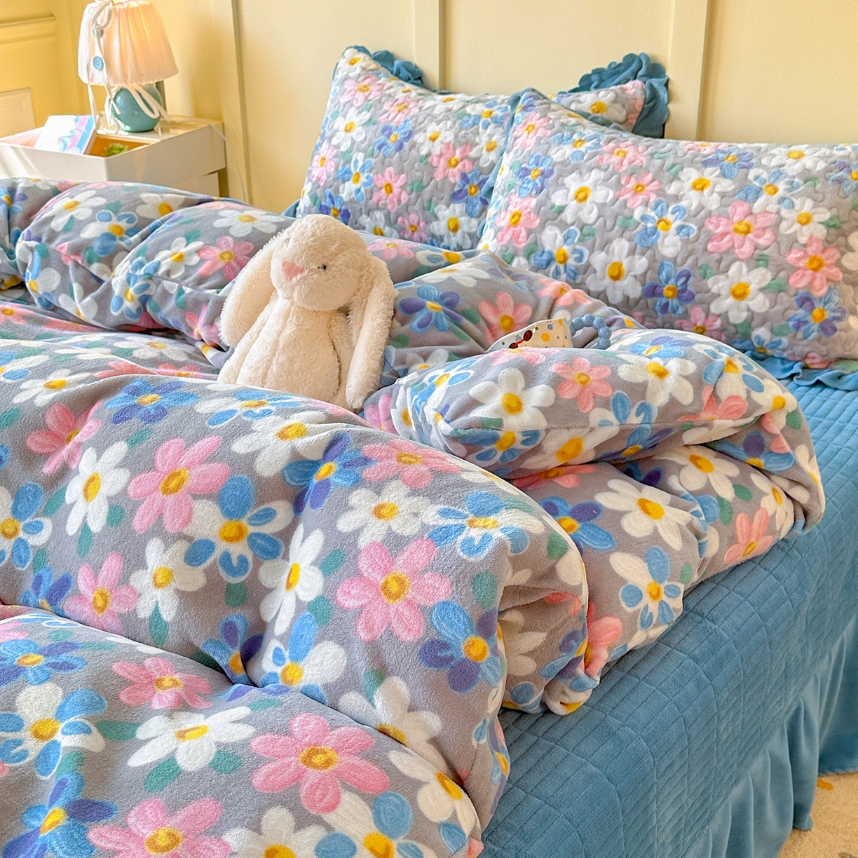 91家纺网 家纺一手货源 找家纺 珍爱家纺 2025新款高克重牛奶绒加厚保暖印花床盖四件套热款 一路花开