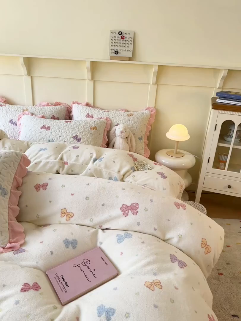 91家纺网 家纺一手货源 找家纺 珍爱家纺 2025新款高克重牛奶绒加厚保暖印花床盖四件套热款 梦幻蝴蝶