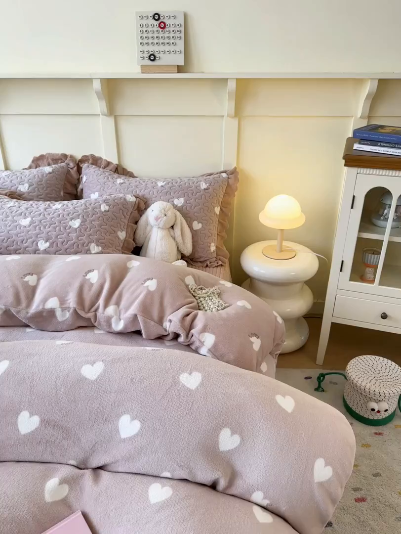 91家纺网 家纺一手货源 找家纺 珍爱家纺 2025新款高克重牛奶绒加厚保暖印花床盖四件套热款 心心相印-咖