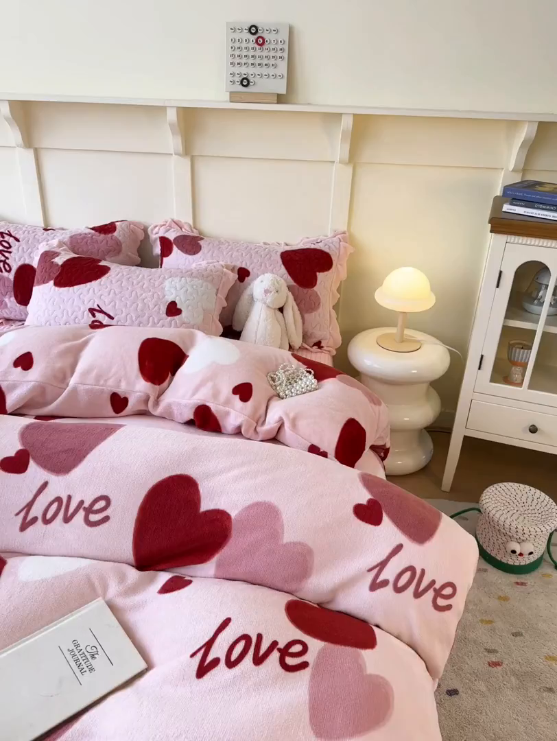 91家纺网 家纺一手货源 找家纺 （总）珍爱家纺 2025新款高克重牛奶绒加厚保暖印花床盖四件套热款