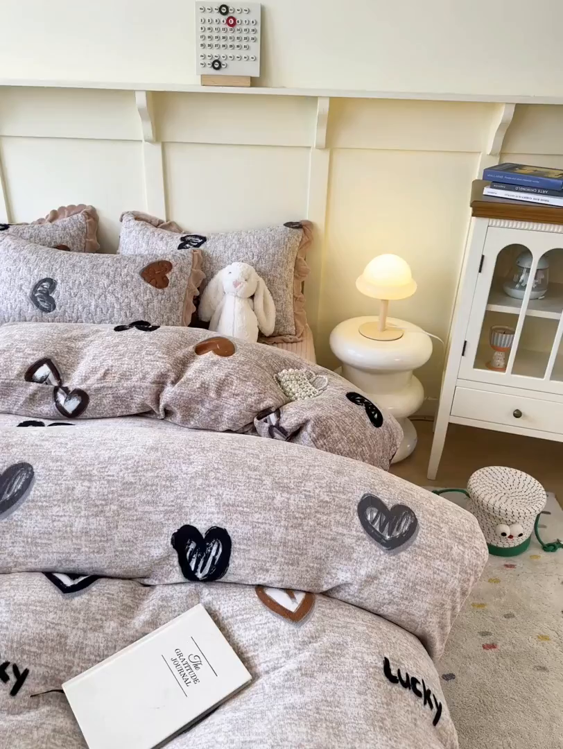 91家纺网 家纺一手货源 找家纺 珍爱家纺 2025新款高克重牛奶绒加厚保暖印花床盖四件套热款 幸运星-咖