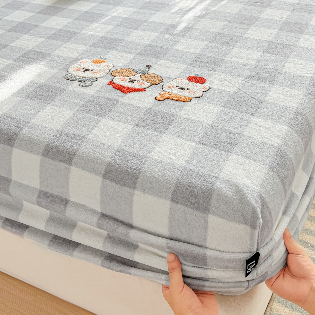 91家纺网 家纺一手货源 找家纺 佳汐蓝家纺 2025新款秋冬220克毛巾绣绣牛奶绒床笠三件套 美好生活