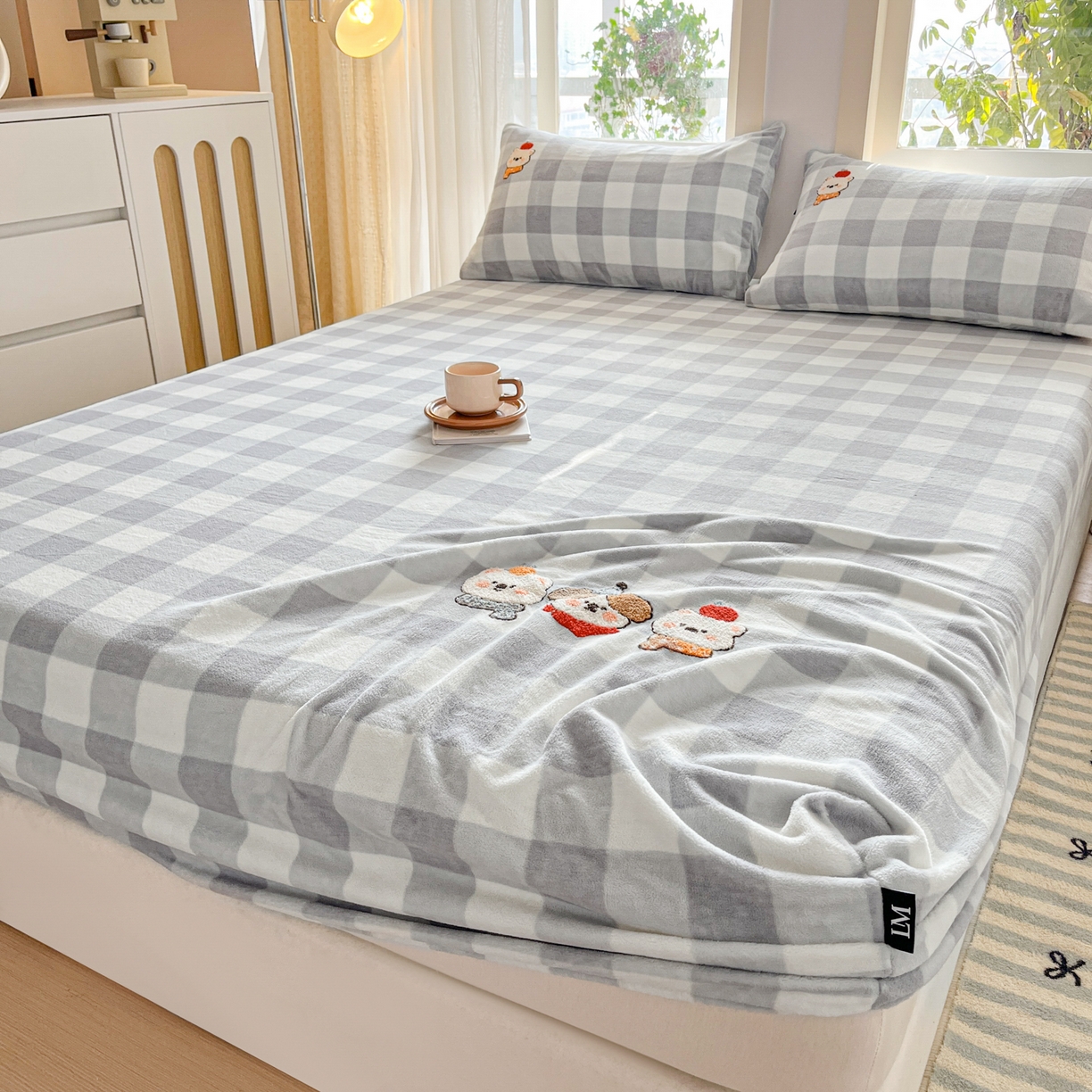 91家纺网 家纺一手货源 找家纺 佳汐蓝家纺 2025新款秋冬220克毛巾绣绣牛奶绒床笠三件套 美好生活