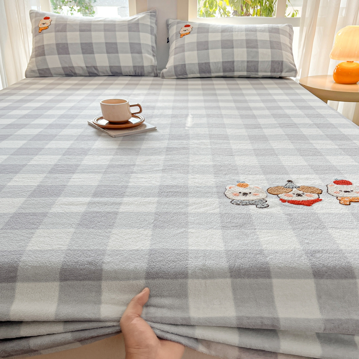 91家纺网 家纺一手货源 找家纺 佳汐蓝家纺 2025新款秋冬220克毛巾绣绣牛奶绒床笠三件套 美好生活