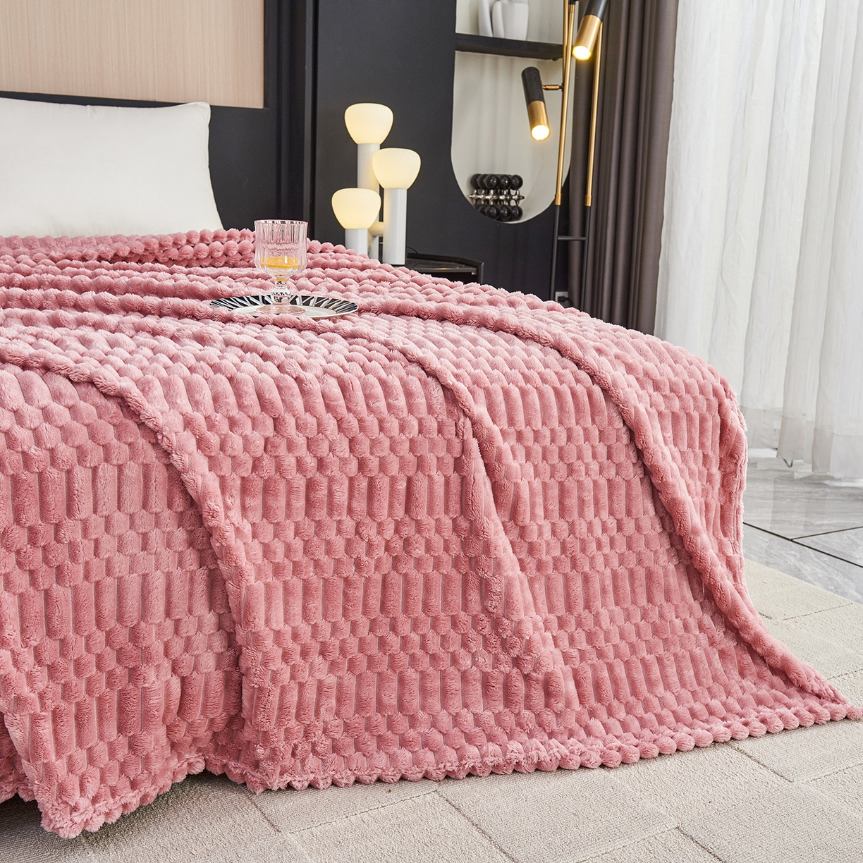 91家纺网 家纺一手货源 找家纺 （总）枋梢家纺 2025新款福禄抽条法兰绒牛奶绒高克重毯空调小毯子毛毯盖毯