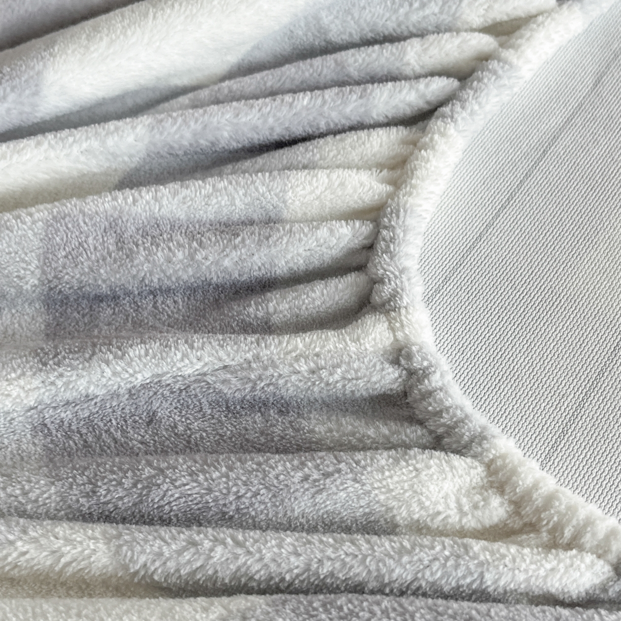 91家纺网 家纺一手货源 找家纺 佳汐蓝家纺 2025新款秋冬220克毛巾绣绣牛奶绒床笠三件套 美好生活