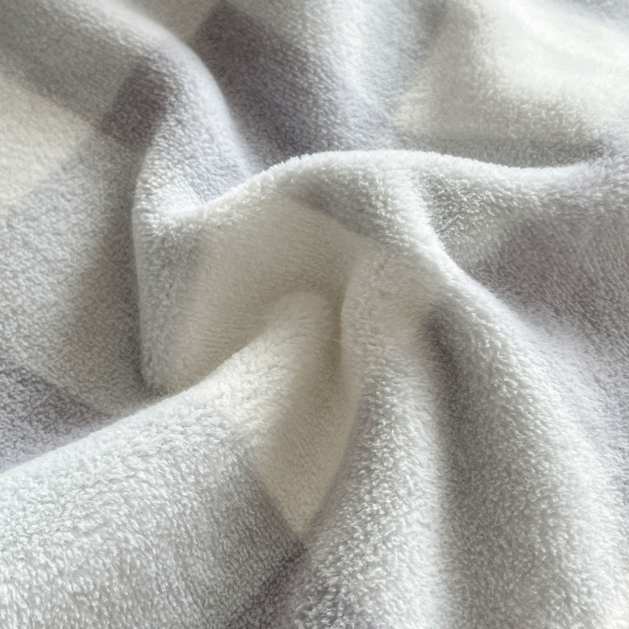 91家纺网 家纺一手货源 找家纺 佳汐蓝家纺 2025新款秋冬220克毛巾绣绣牛奶绒床笠三件套 美好生活