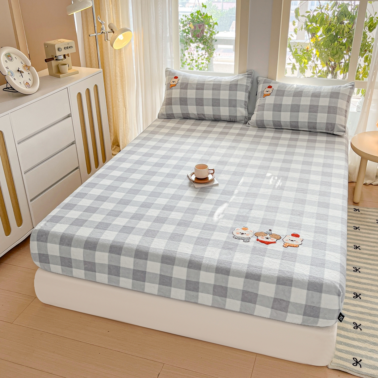 91家纺网 家纺一手货源 找家纺 佳汐蓝家纺 2025新款秋冬220克毛巾绣绣牛奶绒床笠三件套 美好生活