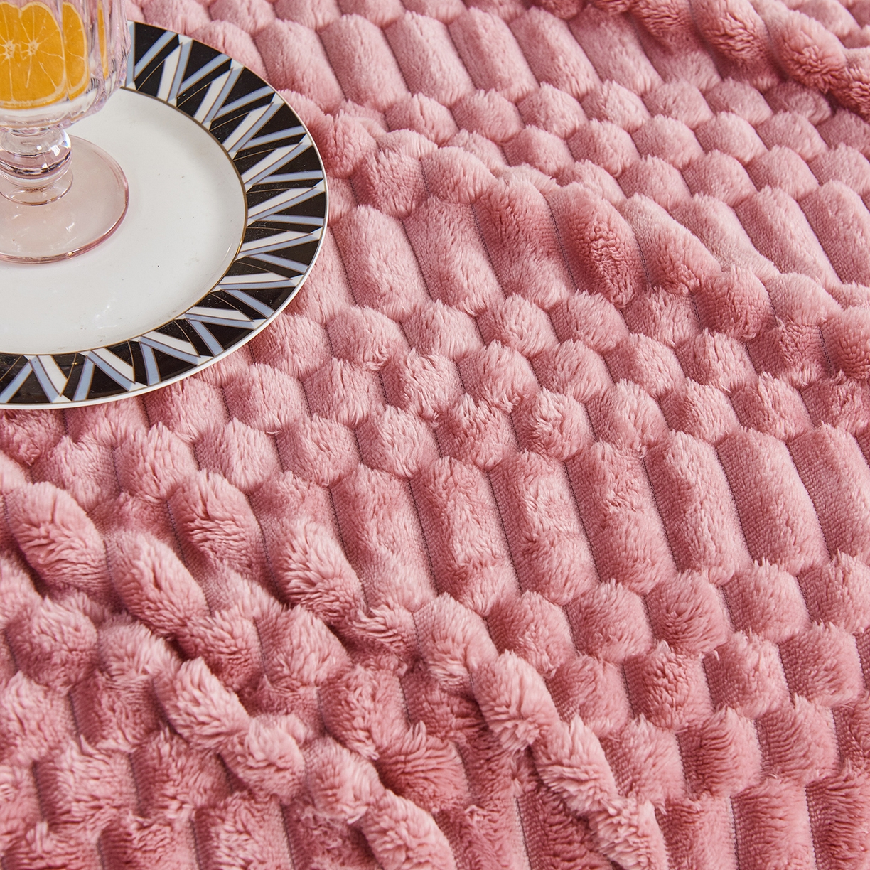 91家纺网 家纺一手货源 找家纺 （总）枋梢家纺 2025新款福禄抽条法兰绒牛奶绒高克重毯空调小毯子毛毯盖毯