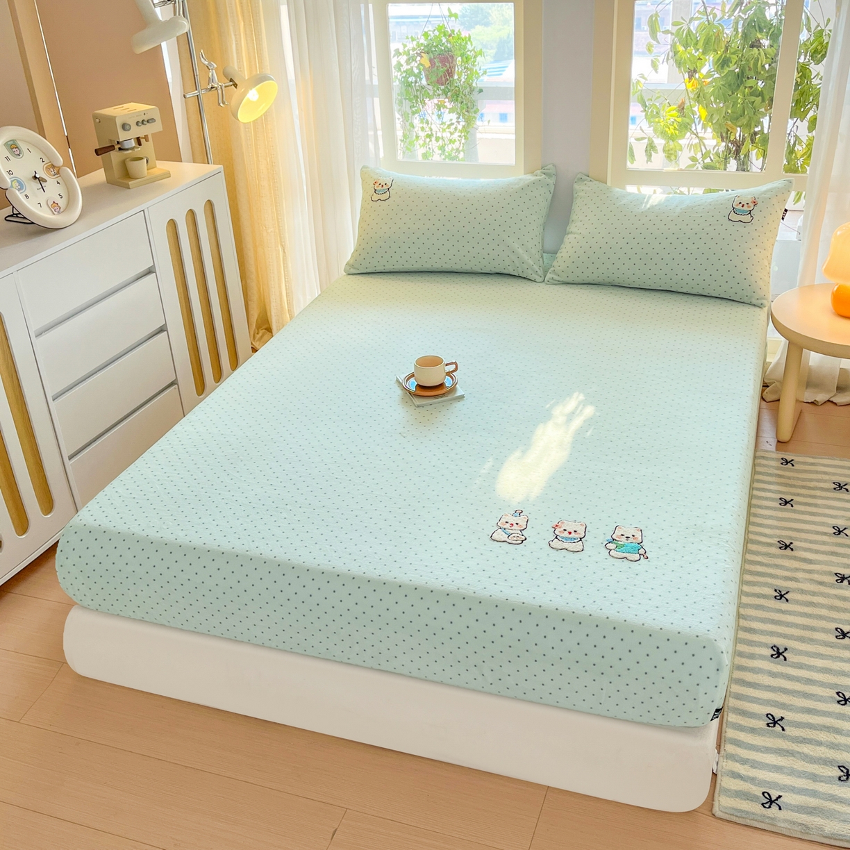 91家纺网 家纺一手货源 找家纺 佳汐蓝家纺 2025新款秋冬220克毛巾绣绣牛奶绒床笠三件套 萌趣西高地