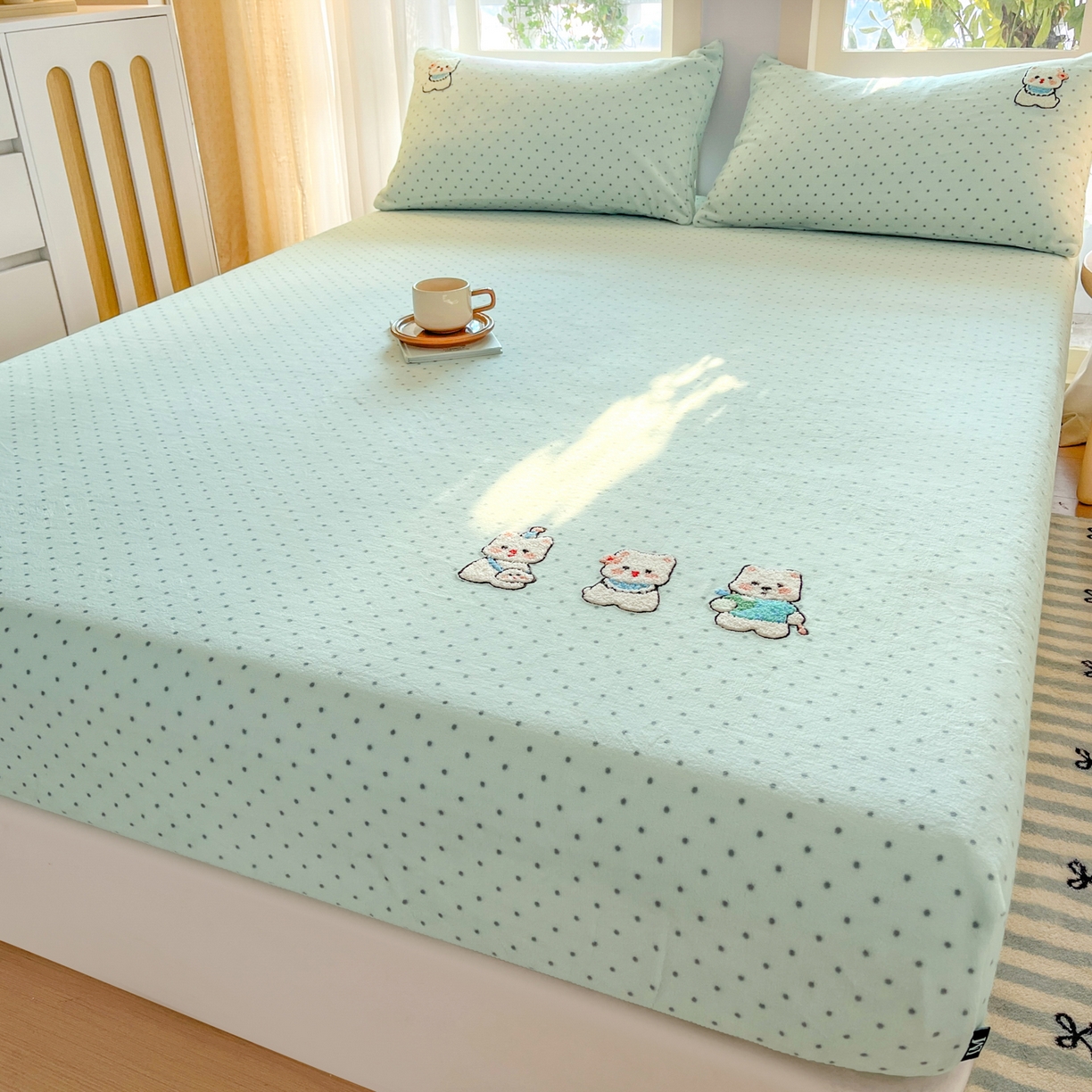 91家纺网 家纺一手货源 找家纺 佳汐蓝家纺 2025新款秋冬220克毛巾绣绣牛奶绒床笠三件套 萌趣西高地