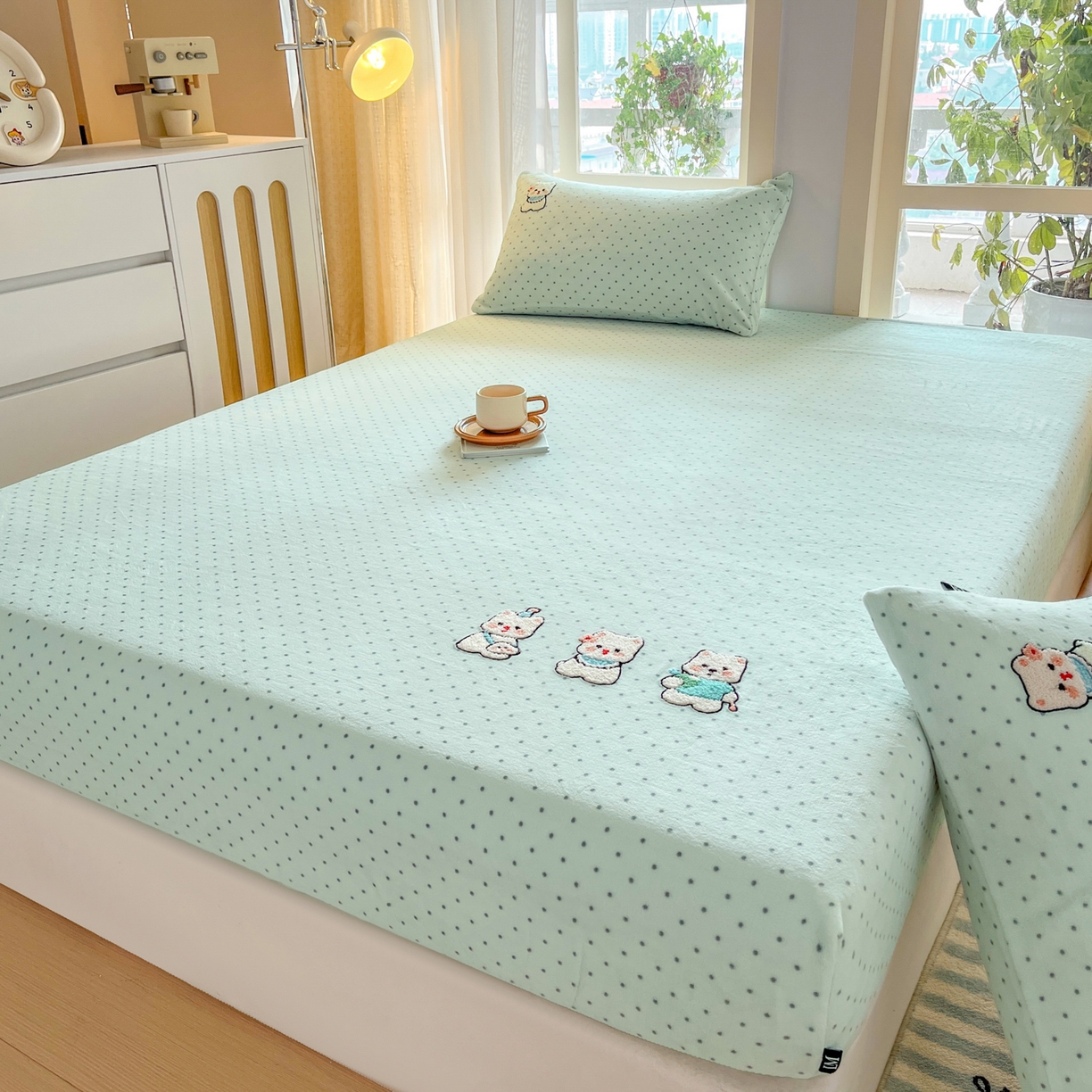 91家纺网 家纺一手货源 找家纺 佳汐蓝家纺 2025新款秋冬220克毛巾绣绣牛奶绒床笠三件套 萌趣西高地