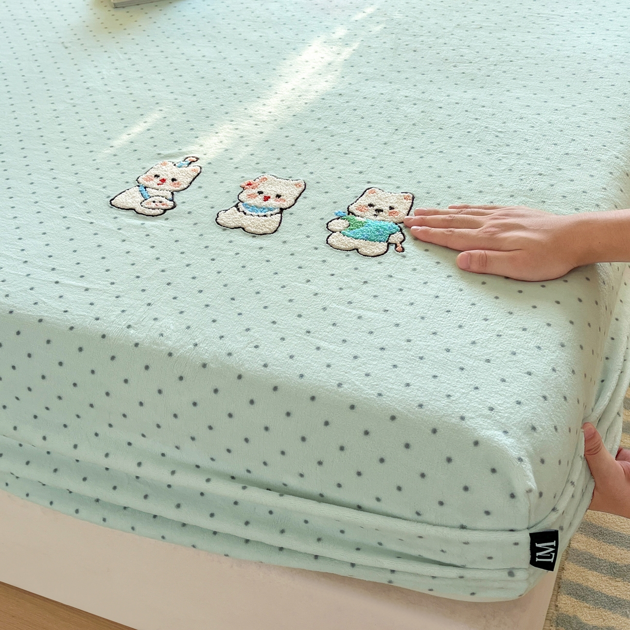 91家纺网 家纺一手货源 找家纺 佳汐蓝家纺 2025新款秋冬220克毛巾绣绣牛奶绒床笠三件套 萌趣西高地