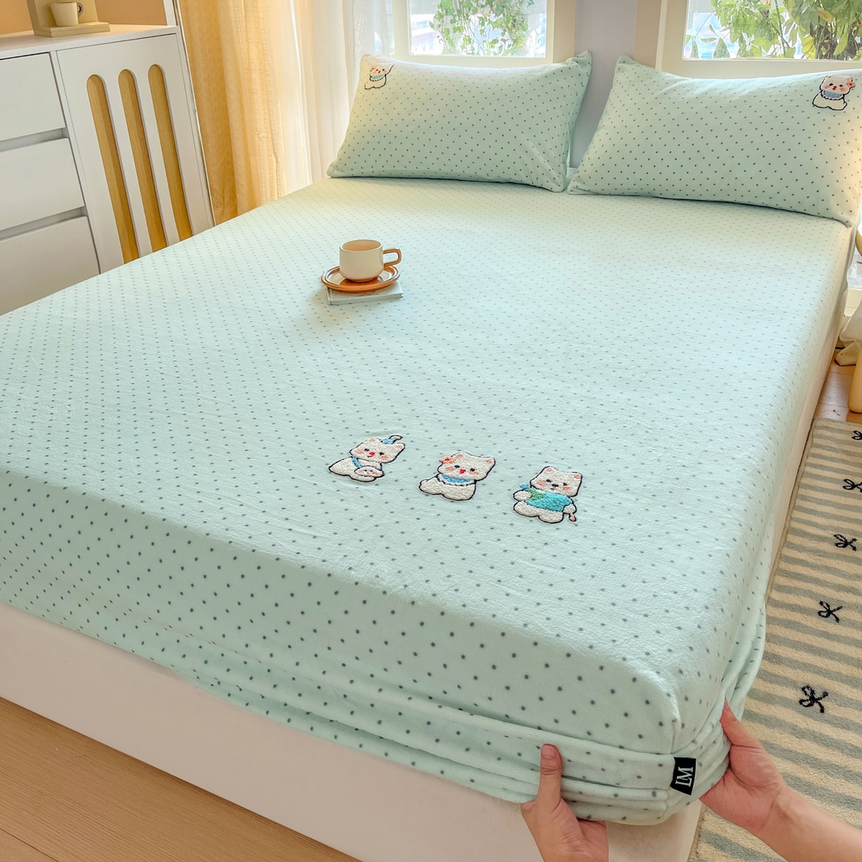 91家纺网 家纺一手货源 找家纺 佳汐蓝家纺 2025新款秋冬220克毛巾绣绣牛奶绒床笠三件套 萌趣西高地