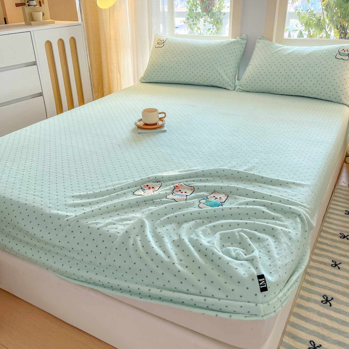 91家纺网 家纺一手货源 找家纺 佳汐蓝家纺 2025新款秋冬220克毛巾绣绣牛奶绒床笠三件套 萌趣西高地