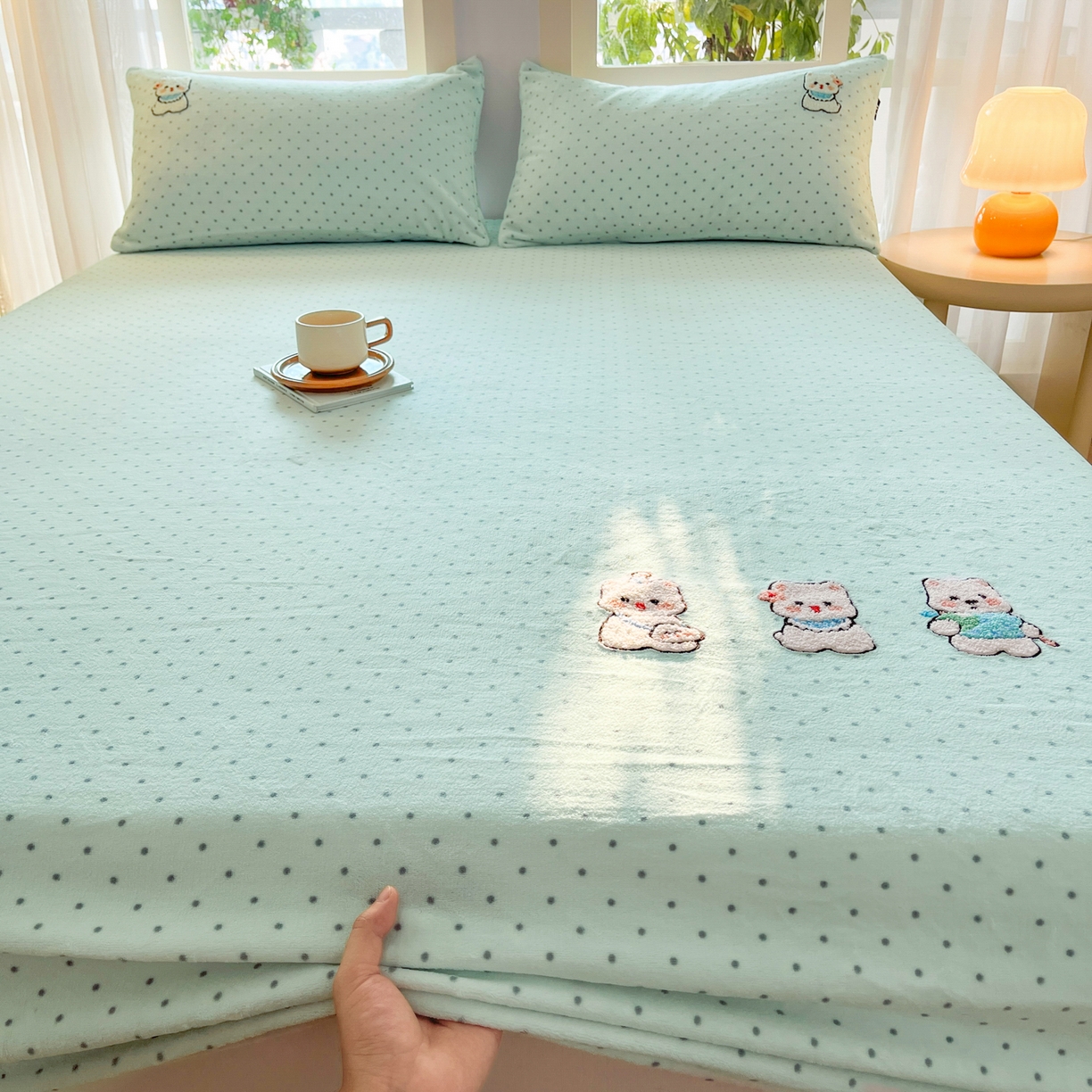 91家纺网 家纺一手货源 找家纺 佳汐蓝家纺 2025新款秋冬220克毛巾绣绣牛奶绒床笠三件套 萌趣西高地