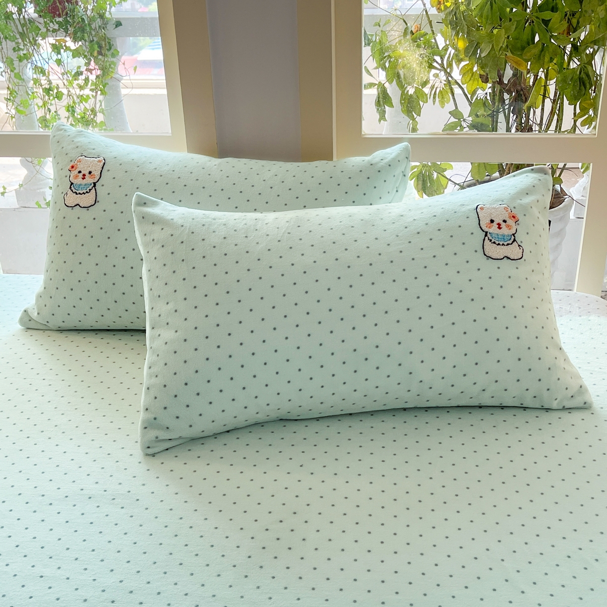 91家纺网 家纺一手货源 找家纺 佳汐蓝家纺 2025新款秋冬220克毛巾绣绣牛奶绒床笠三件套 萌趣西高地