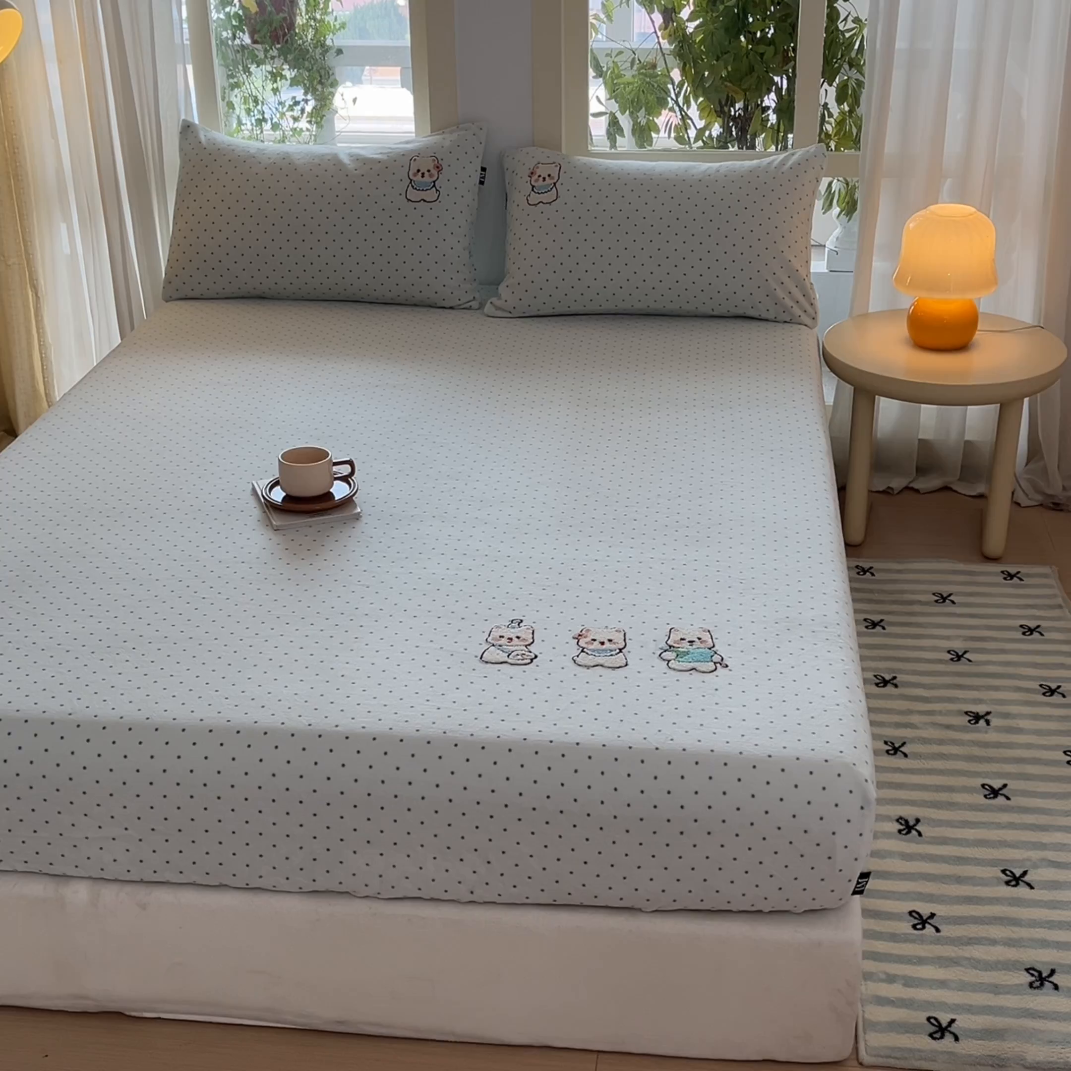 91家纺网 家纺一手货源 找家纺 佳汐蓝家纺 2025新款秋冬220克毛巾绣绣牛奶绒床笠三件套 萌趣西高地