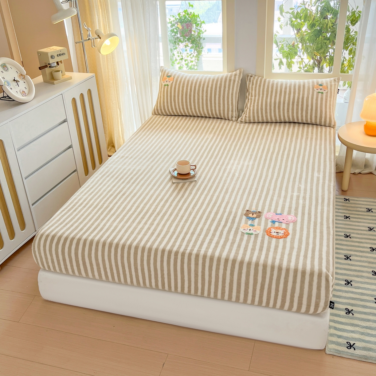 91家纺网 家纺一手货源 找家纺 佳汐蓝家纺 2025新款秋冬220克毛巾绣绣牛奶绒床笠三件套 森林世界