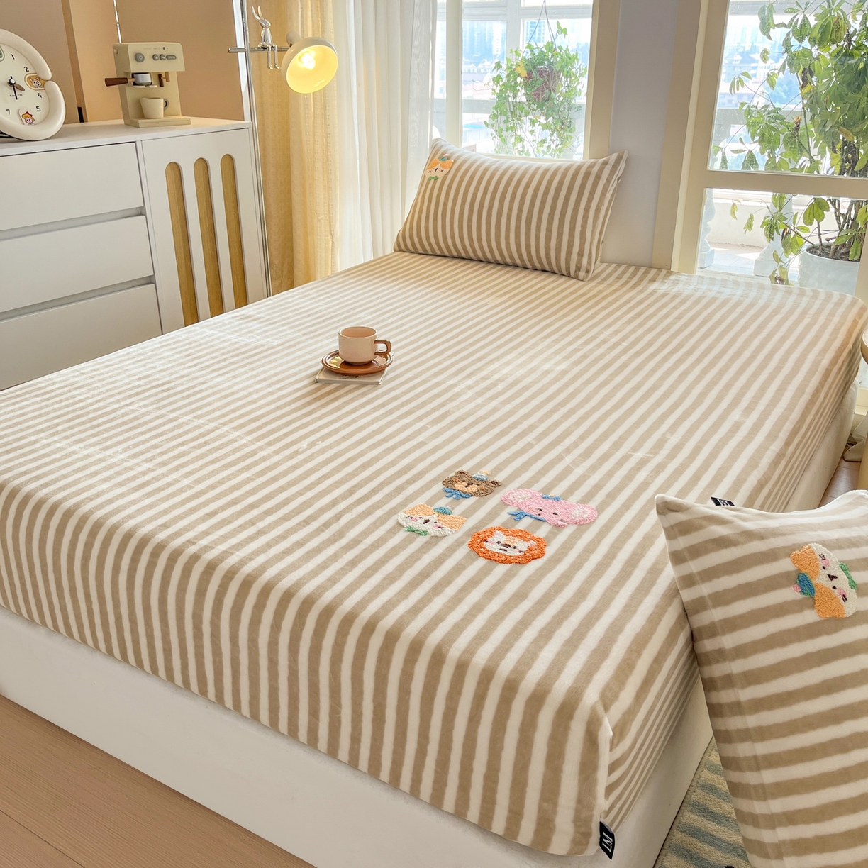 91家纺网 家纺一手货源 找家纺 佳汐蓝家纺 2025新款秋冬220克毛巾绣绣牛奶绒床笠三件套 森林世界