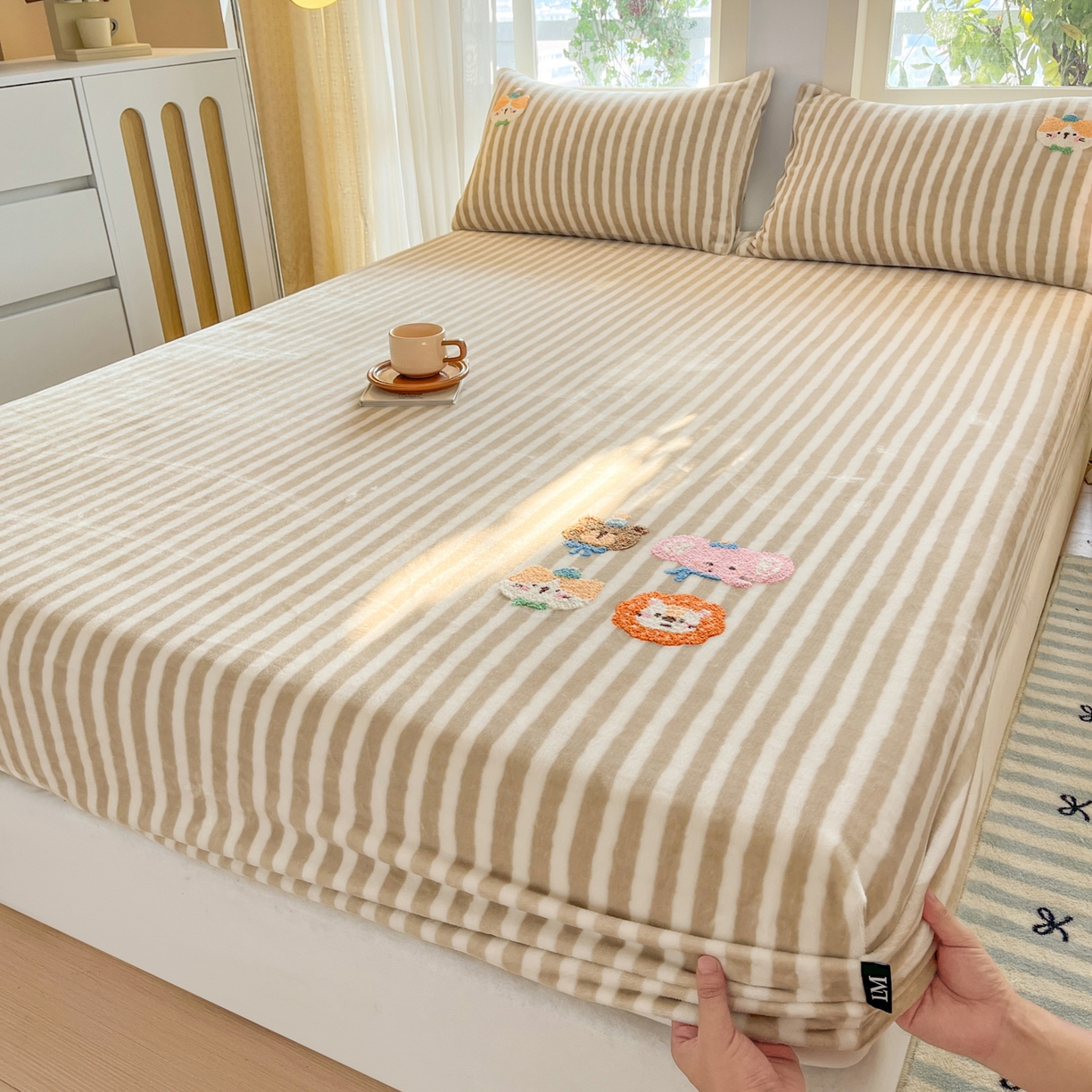 91家纺网 家纺一手货源 找家纺 佳汐蓝家纺 2025新款秋冬220克毛巾绣绣牛奶绒床笠三件套 森林世界