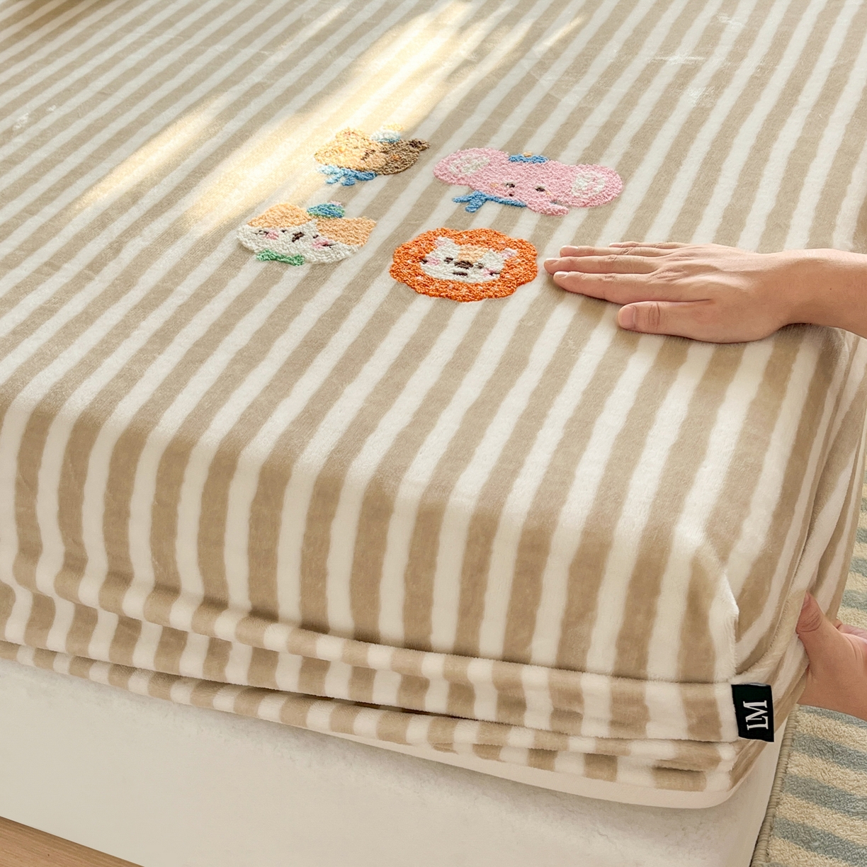 91家纺网 家纺一手货源 找家纺 佳汐蓝家纺 2025新款秋冬220克毛巾绣绣牛奶绒床笠三件套 森林世界