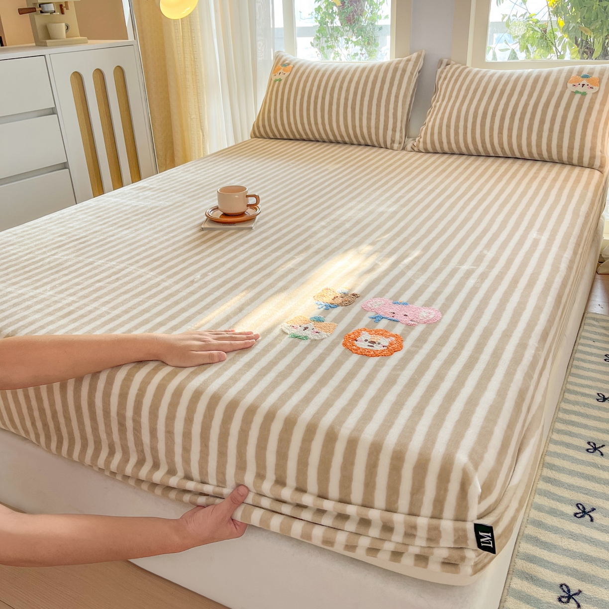 91家纺网 家纺一手货源 找家纺 佳汐蓝家纺 2025新款秋冬220克毛巾绣绣牛奶绒床笠三件套 森林世界