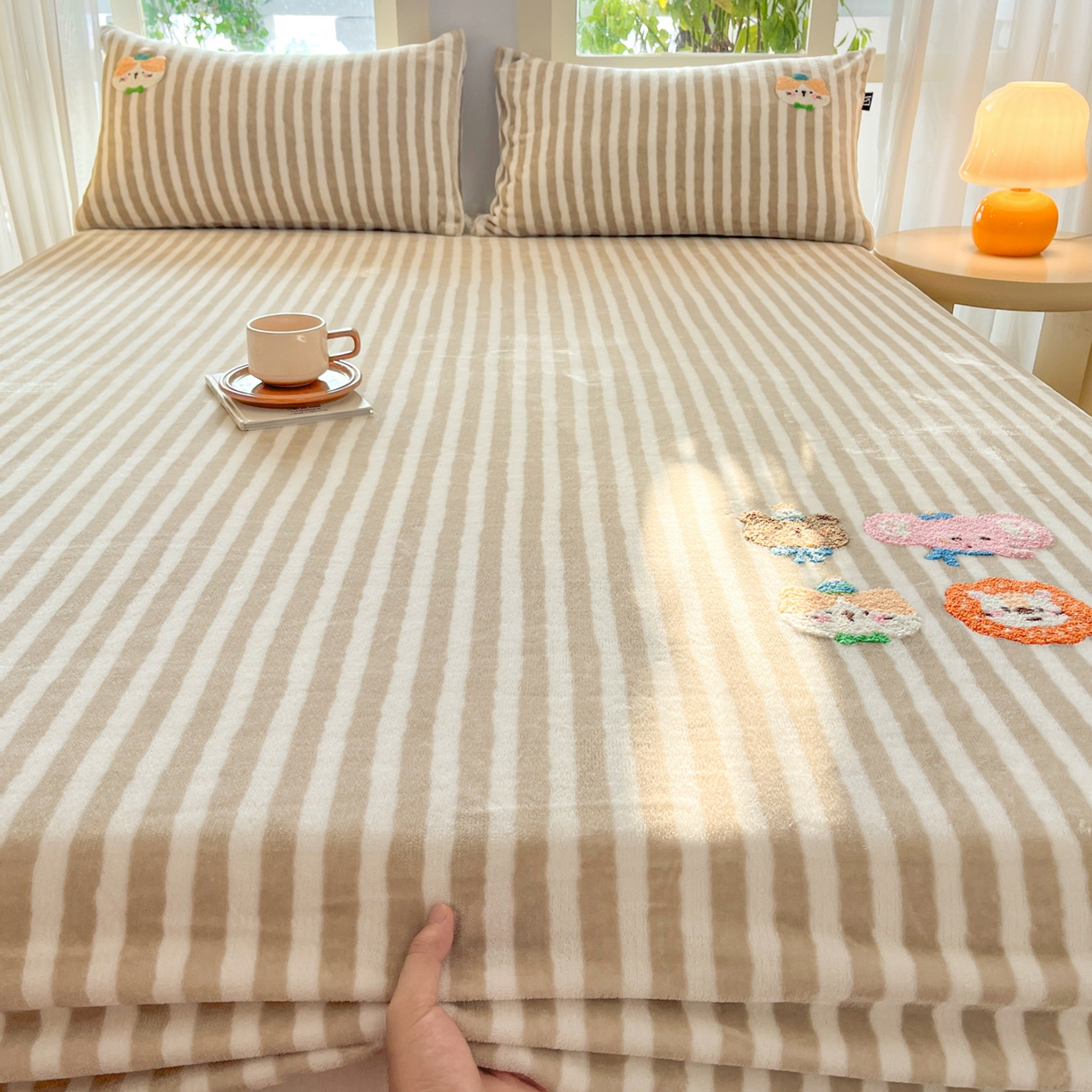 91家纺网 家纺一手货源 找家纺 佳汐蓝家纺 2025新款秋冬220克毛巾绣绣牛奶绒床笠三件套 森林世界