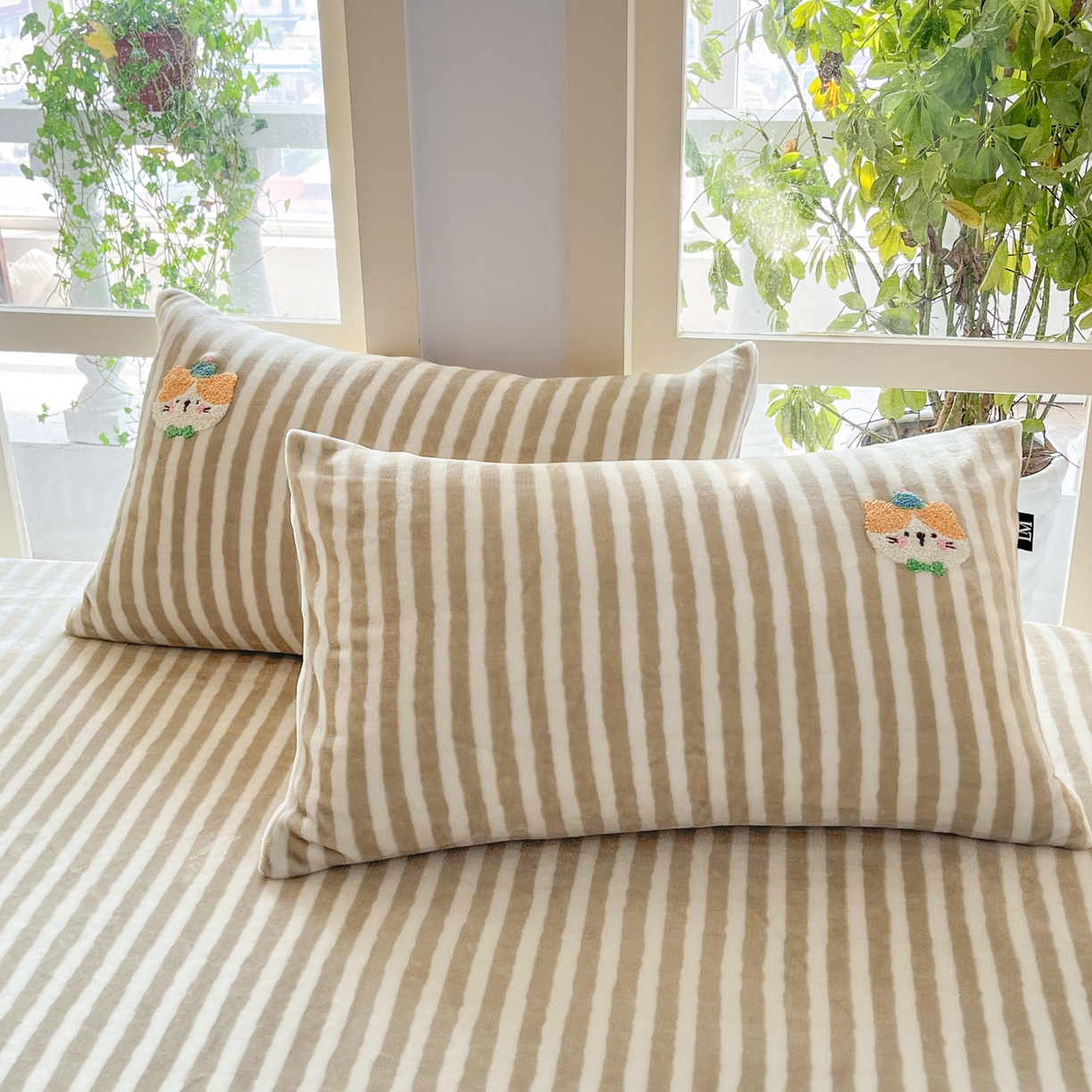 91家纺网 家纺一手货源 找家纺 佳汐蓝家纺 2025新款秋冬220克毛巾绣绣牛奶绒床笠三件套 森林世界