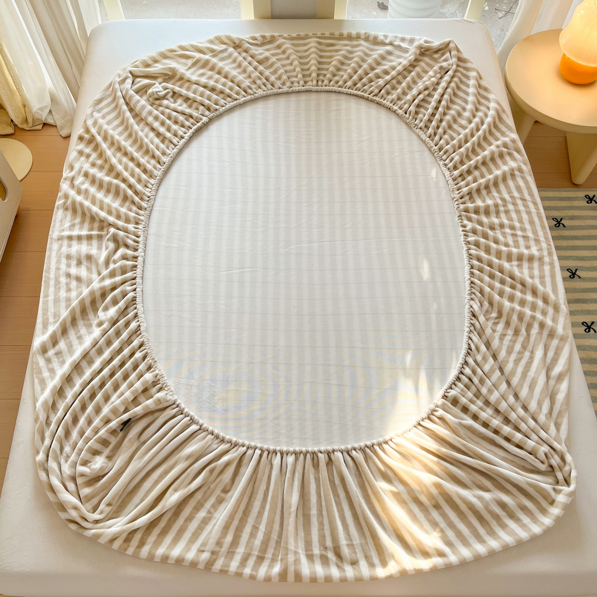 91家纺网 家纺一手货源 找家纺 佳汐蓝家纺 2025新款秋冬220克毛巾绣绣牛奶绒床笠三件套 森林世界