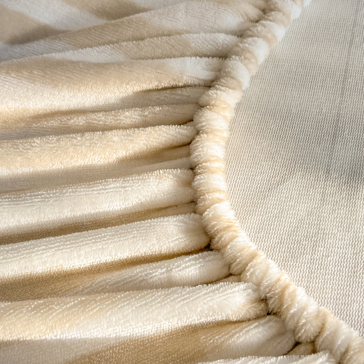 91家纺网 家纺一手货源 找家纺 佳汐蓝家纺 2025新款秋冬220克毛巾绣绣牛奶绒床笠三件套 森林世界