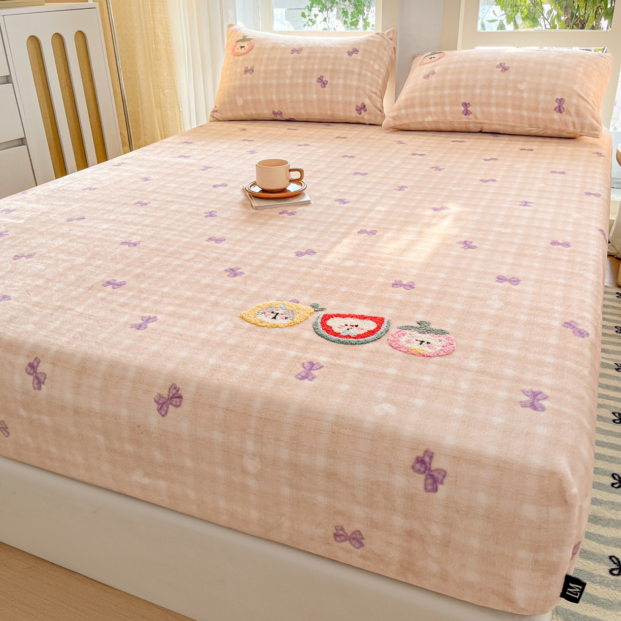 91家纺网 家纺一手货源 找家纺 佳汐蓝家纺 2025新款秋冬220克毛巾绣绣牛奶绒床笠三件套 水果时光