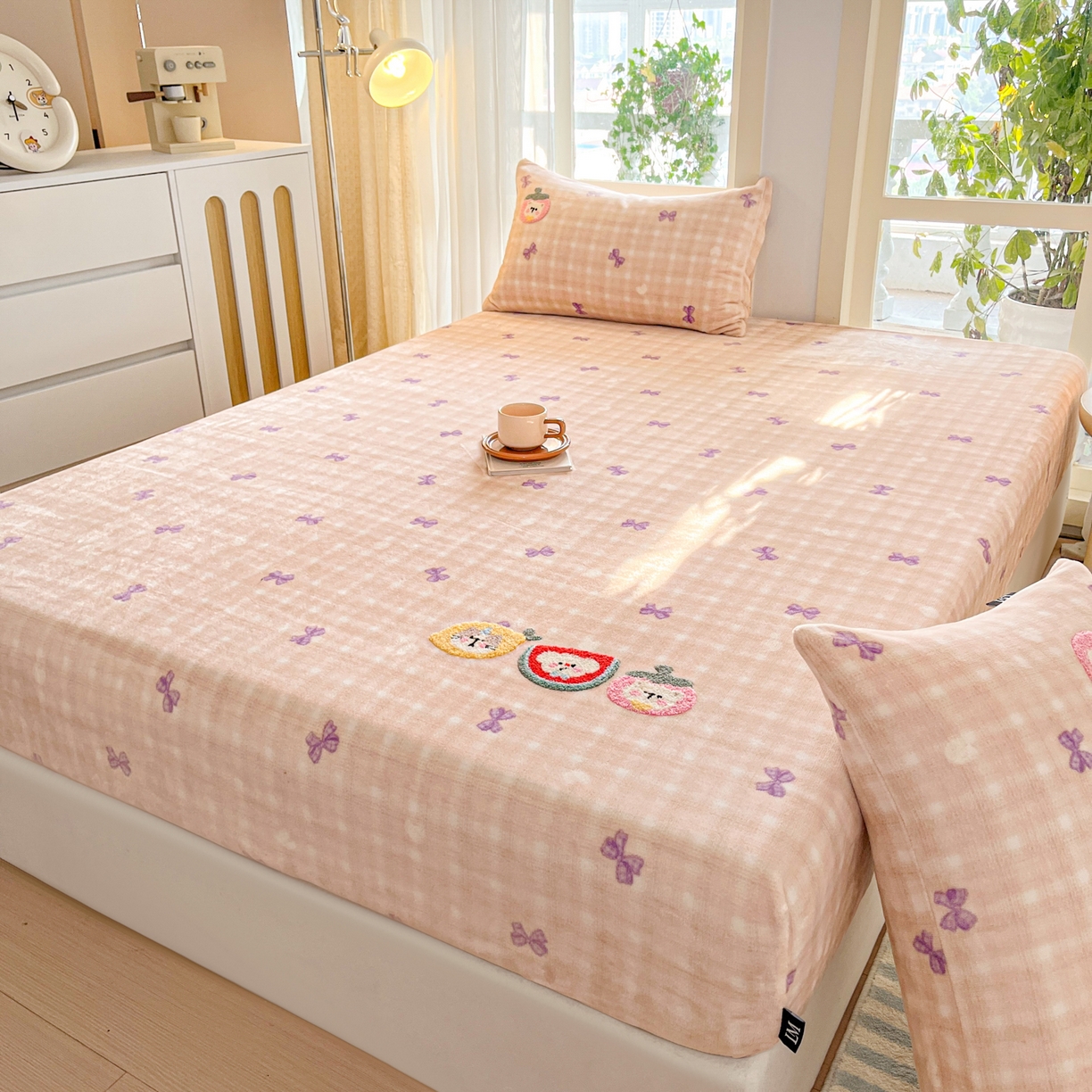 91家纺网 家纺一手货源 找家纺 佳汐蓝家纺 2025新款秋冬220克毛巾绣绣牛奶绒床笠三件套 水果时光