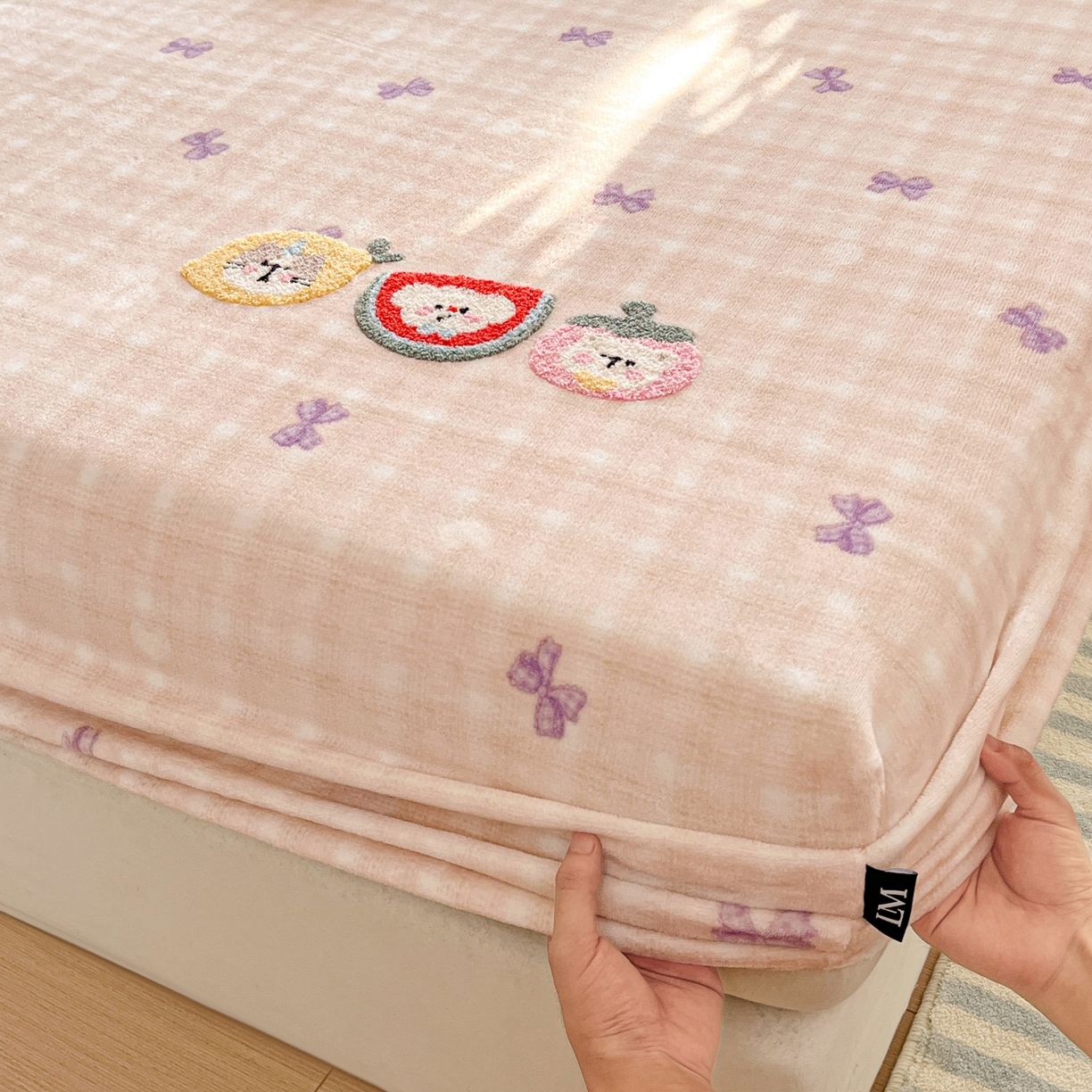 91家纺网 家纺一手货源 找家纺 佳汐蓝家纺 2025新款秋冬220克毛巾绣绣牛奶绒床笠三件套 水果时光