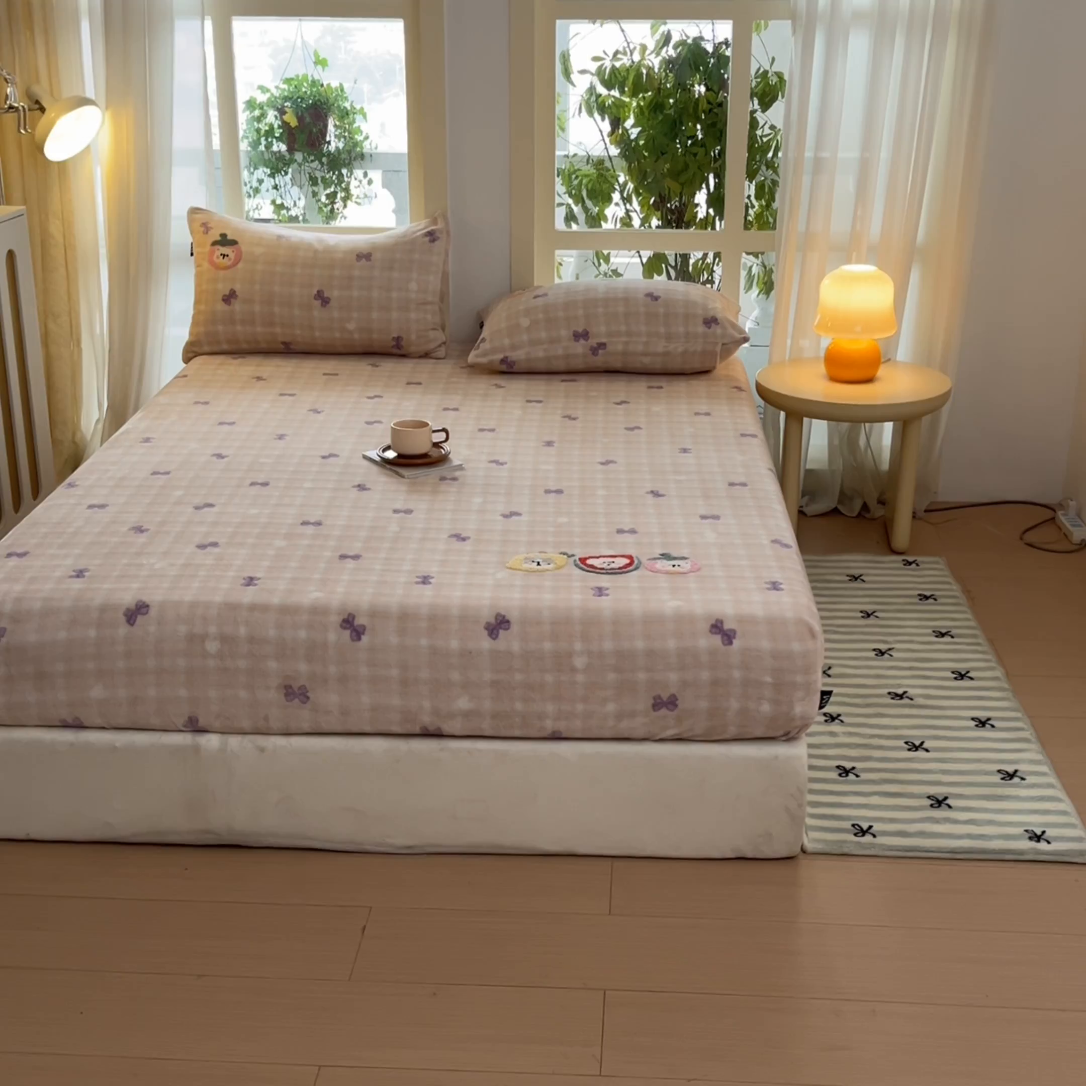 91家纺网 家纺一手货源 找家纺 佳汐蓝家纺 2025新款秋冬220克毛巾绣绣牛奶绒床笠三件套 水果时光