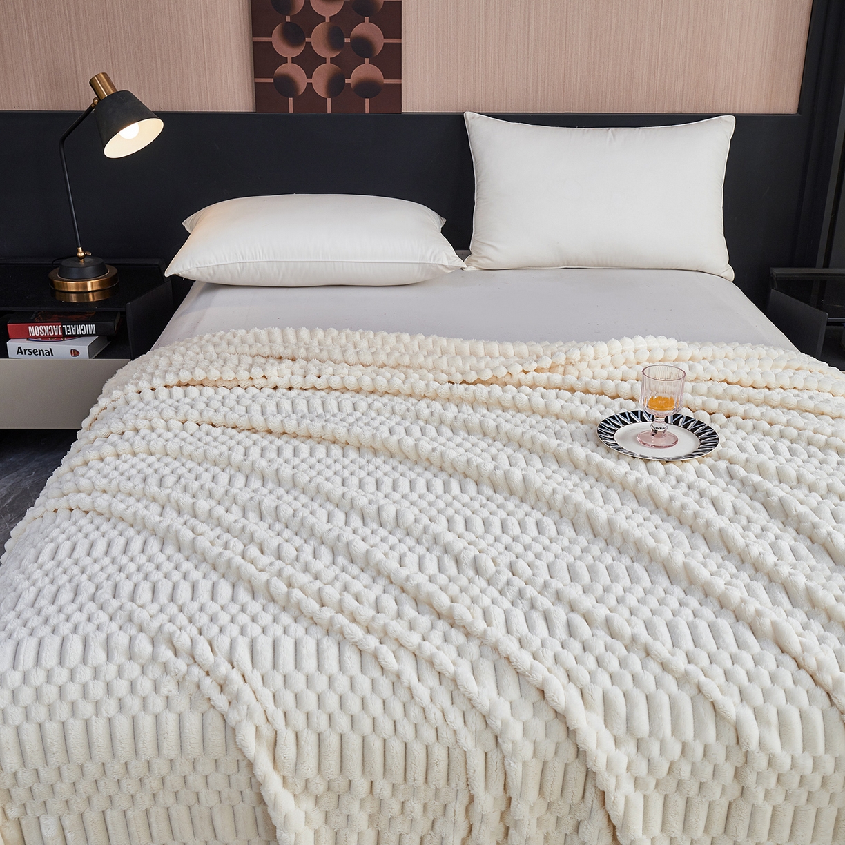 91家纺网 家纺一手货源 找家纺 枋梢家纺 2025新款福禄抽条法兰绒牛奶绒高克重毯空调小毯子毛毯盖毯 福禄抽条毛毯-米白