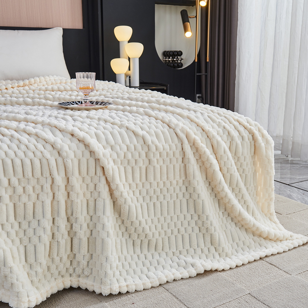 91家纺网 家纺一手货源 找家纺 枋梢家纺 2025新款福禄抽条法兰绒牛奶绒高克重毯空调小毯子毛毯盖毯 福禄抽条毛毯-米白