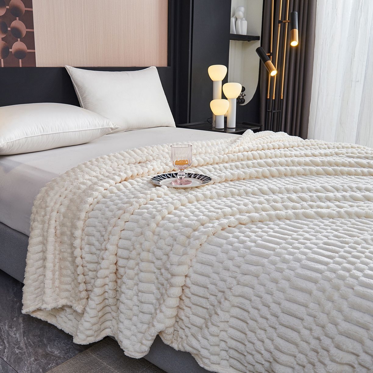 91家纺网 家纺一手货源 找家纺 枋梢家纺 2025新款福禄抽条法兰绒牛奶绒高克重毯空调小毯子毛毯盖毯 福禄抽条毛毯-米白