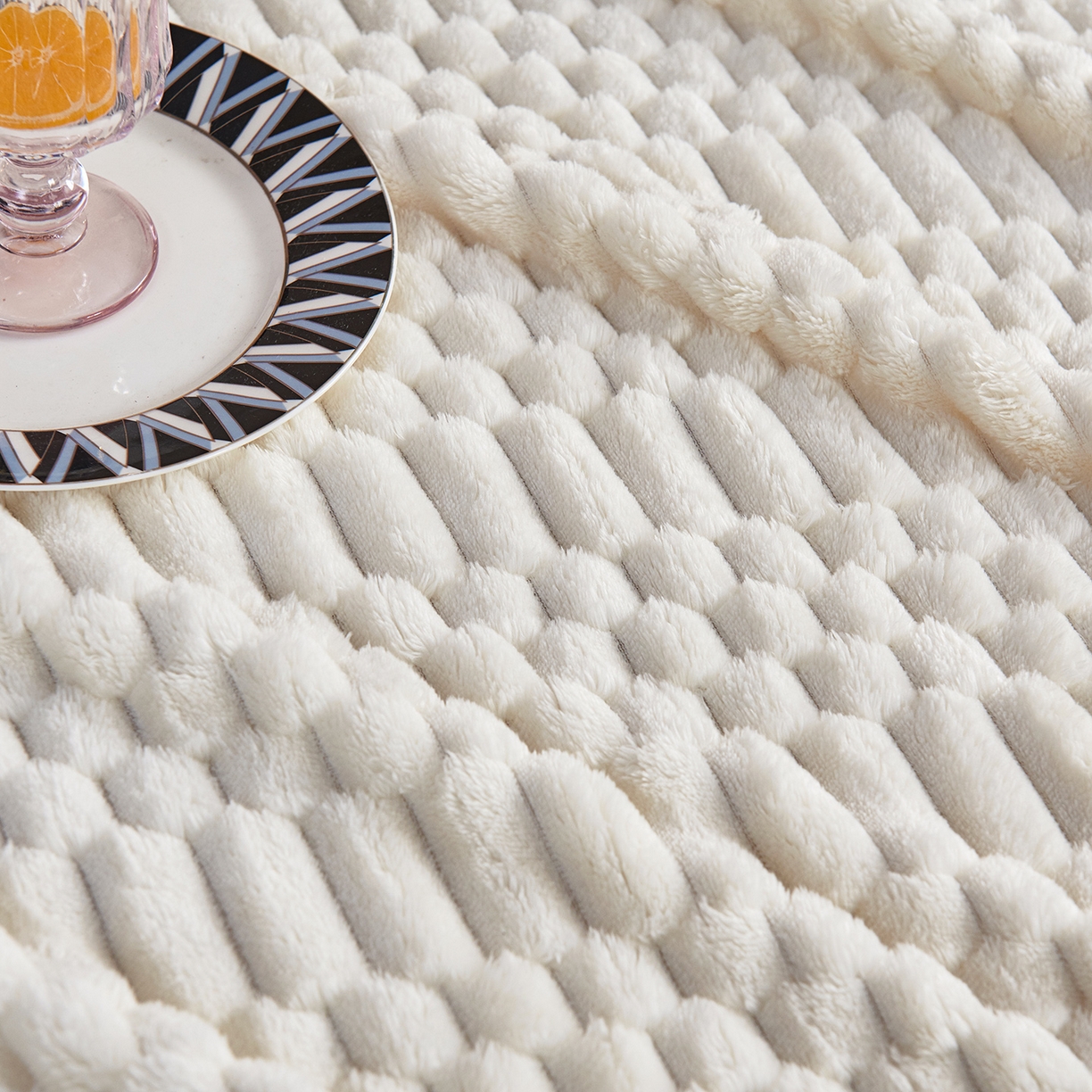 91家纺网 家纺一手货源 找家纺 枋梢家纺 2025新款福禄抽条法兰绒牛奶绒高克重毯空调小毯子毛毯盖毯 福禄抽条毛毯-米白