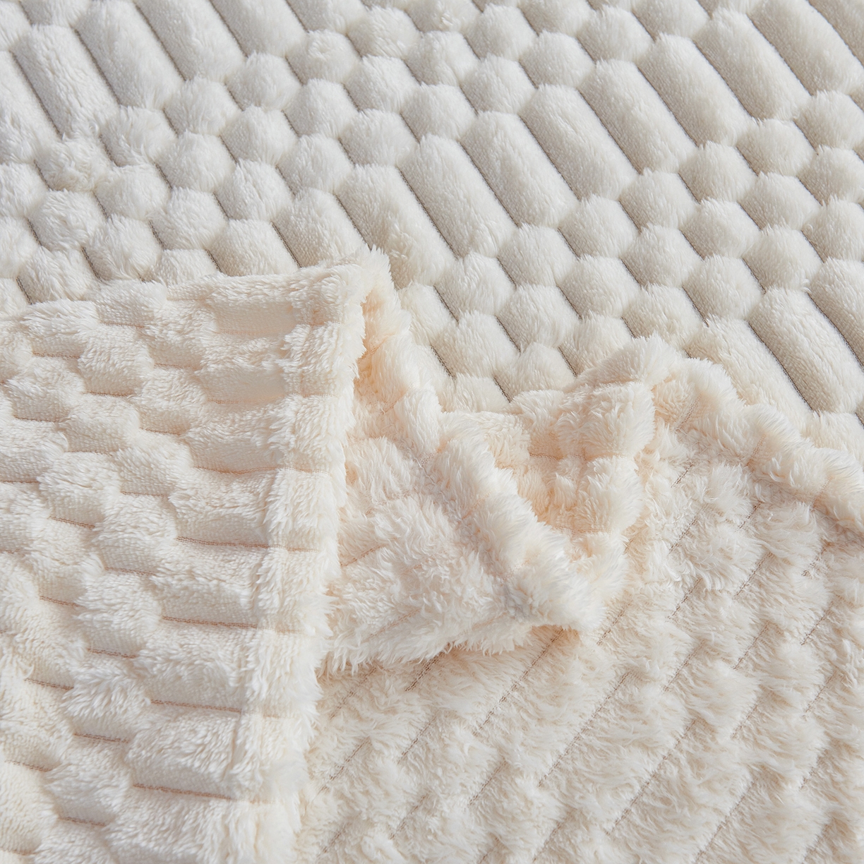 91家纺网 家纺一手货源 找家纺 枋梢家纺 2025新款福禄抽条法兰绒牛奶绒高克重毯空调小毯子毛毯盖毯 福禄抽条毛毯-米白