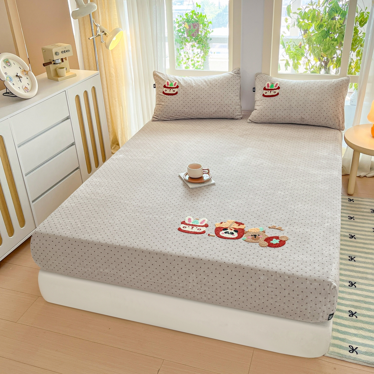 91家纺网 家纺一手货源 找家纺 佳汐蓝家纺 2025新款秋冬220克毛巾绣绣牛奶绒床笠三件套 贪吃熊