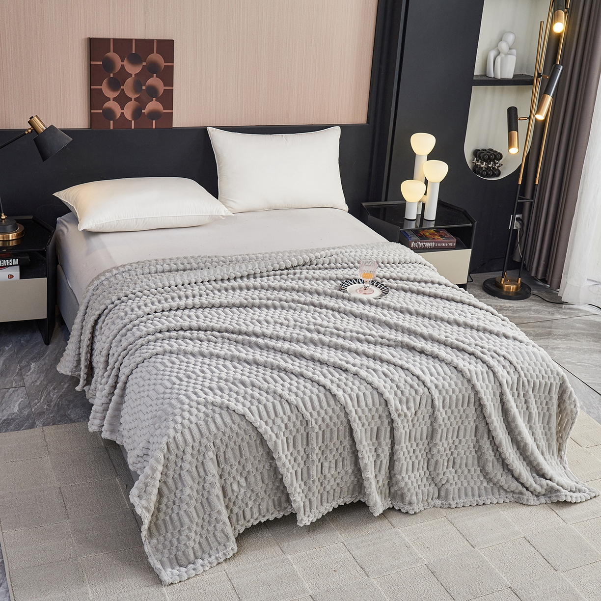 91家纺网 家纺一手货源 找家纺 枋梢家纺 2025新款福禄抽条法兰绒牛奶绒高克重毯空调小毯子毛毯盖毯 福禄抽条毛毯-浅灰