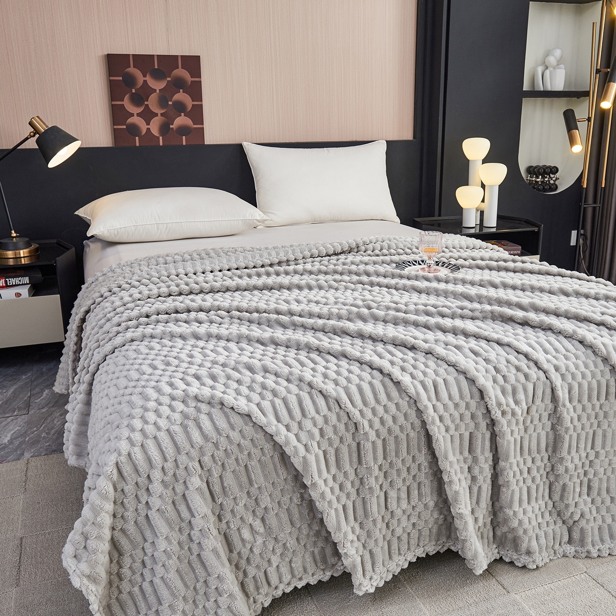 91家纺网 家纺一手货源 找家纺 枋梢家纺 2025新款福禄抽条法兰绒牛奶绒高克重毯空调小毯子毛毯盖毯 福禄抽条毛毯-浅灰