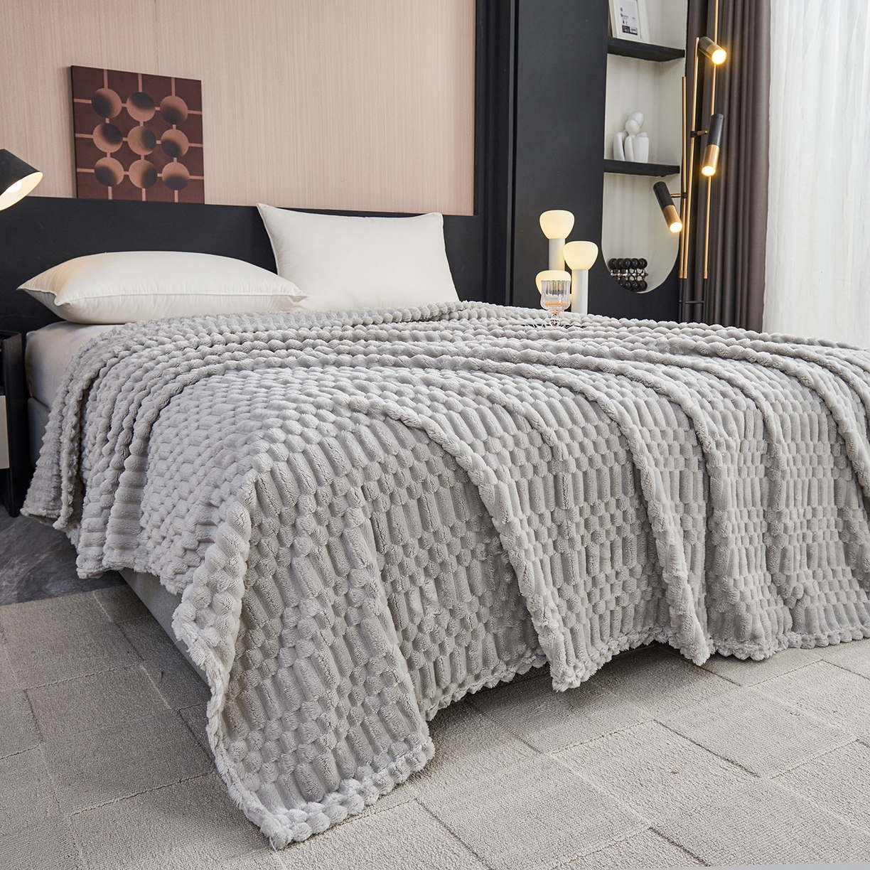 91家纺网 家纺一手货源 找家纺 枋梢家纺 2025新款福禄抽条法兰绒牛奶绒高克重毯空调小毯子毛毯盖毯 福禄抽条毛毯-浅灰