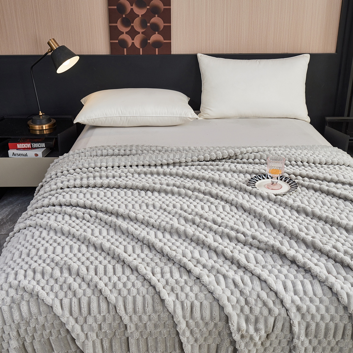 91家纺网 家纺一手货源 找家纺 枋梢家纺 2025新款福禄抽条法兰绒牛奶绒高克重毯空调小毯子毛毯盖毯 福禄抽条毛毯-浅灰