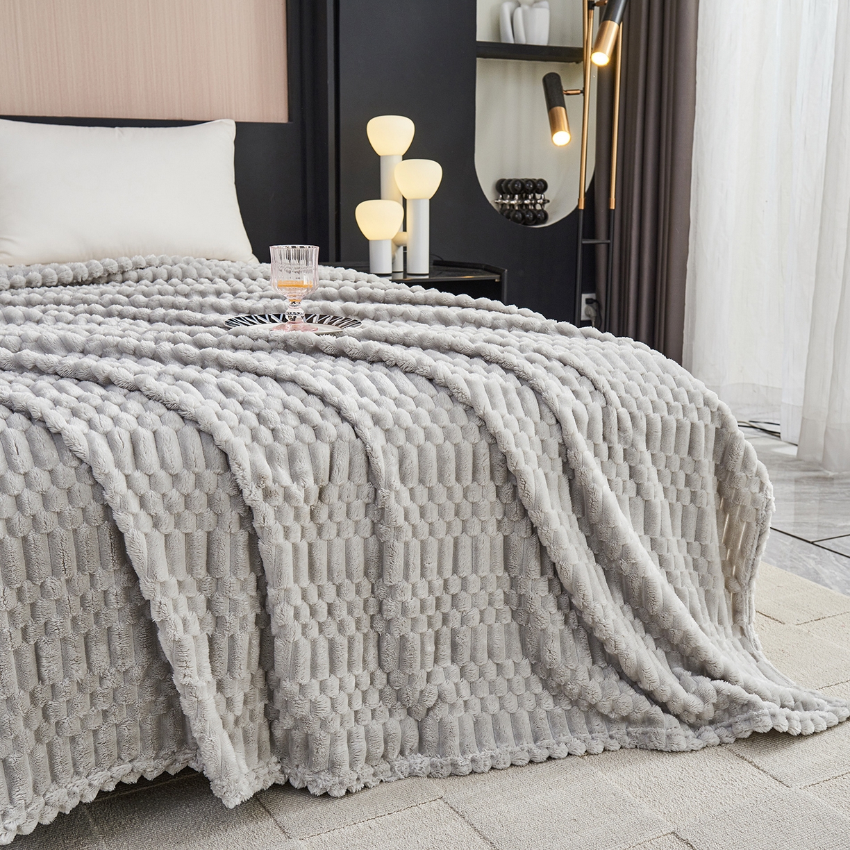 91家纺网 家纺一手货源 找家纺 枋梢家纺 2025新款福禄抽条法兰绒牛奶绒高克重毯空调小毯子毛毯盖毯 福禄抽条毛毯-浅灰