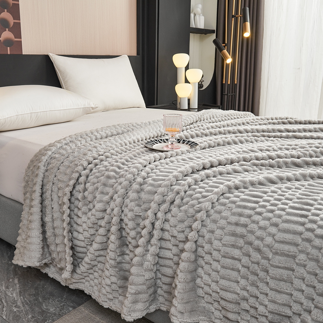 91家纺网 家纺一手货源 找家纺 枋梢家纺 2025新款福禄抽条法兰绒牛奶绒高克重毯空调小毯子毛毯盖毯 福禄抽条毛毯-浅灰